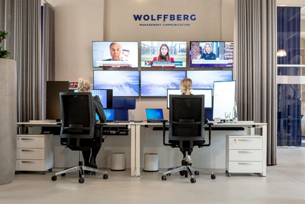 Medienmonitoring im Rahmen von Public Affairs und Interessenvertretung bei WOLFFBERG: Zwei Mitarbeiterinnen sitzen vor mehreren Bildschirmen.